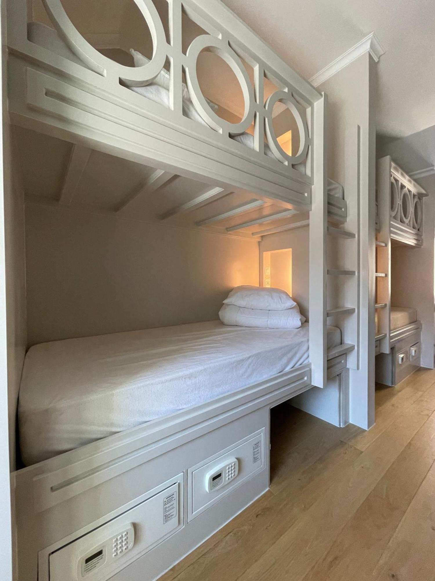 Lybeer Hostel Bruges